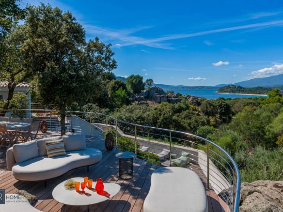 Location villa luxe Domaine privé de Cala Rossa 4 chambres vue mer piscine mobilier designer piscine moderne climatisée porche plage privées à pied grand jardin Porto Vecchio Corse du sud