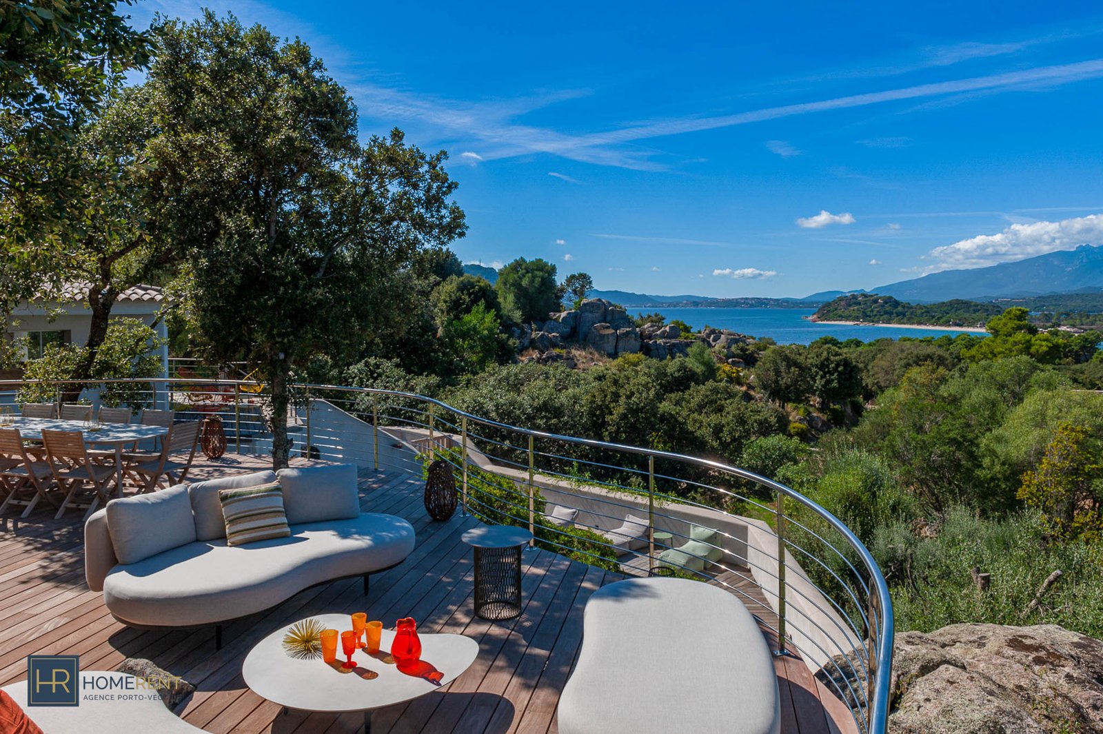 Location villa luxe Domaine privé de Cala Rossa 4 chambres vue mer piscine mobilier designer piscine moderne climatisée porche plage privées à pied grand jardin Porto Vecchio Corse du sud