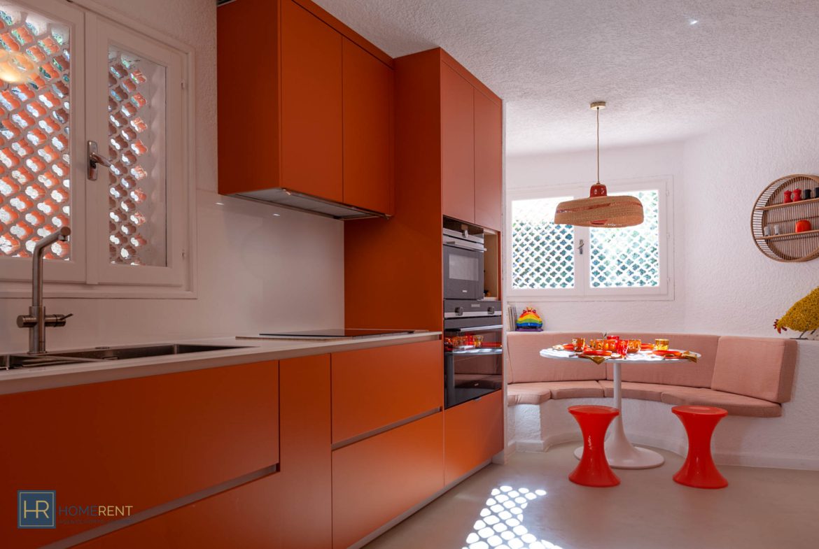 Cuisine design Location villa design inspiration années 70 luxe Porto-vecchio Domaine de Cala Rossa