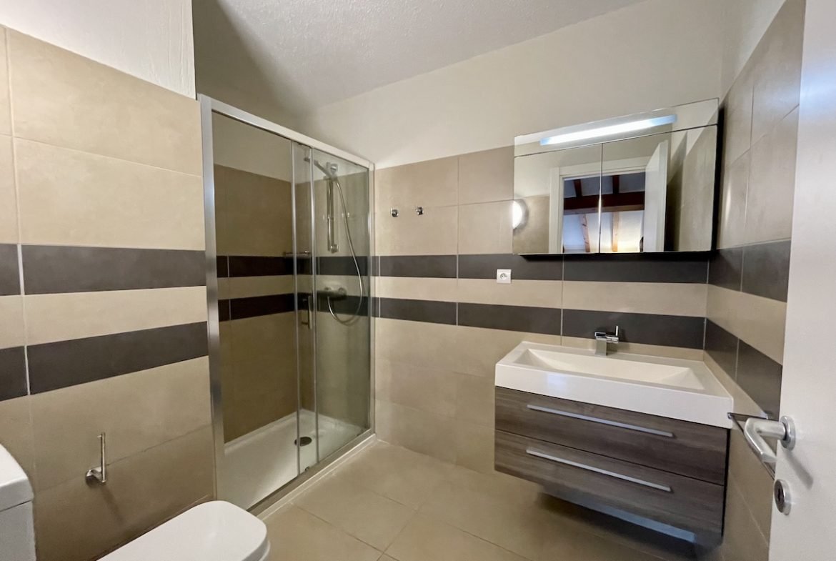 Salle de douche wc moderne appartement résidence 5* luxe salina bay Porto Vecchio porche port vacances en famille