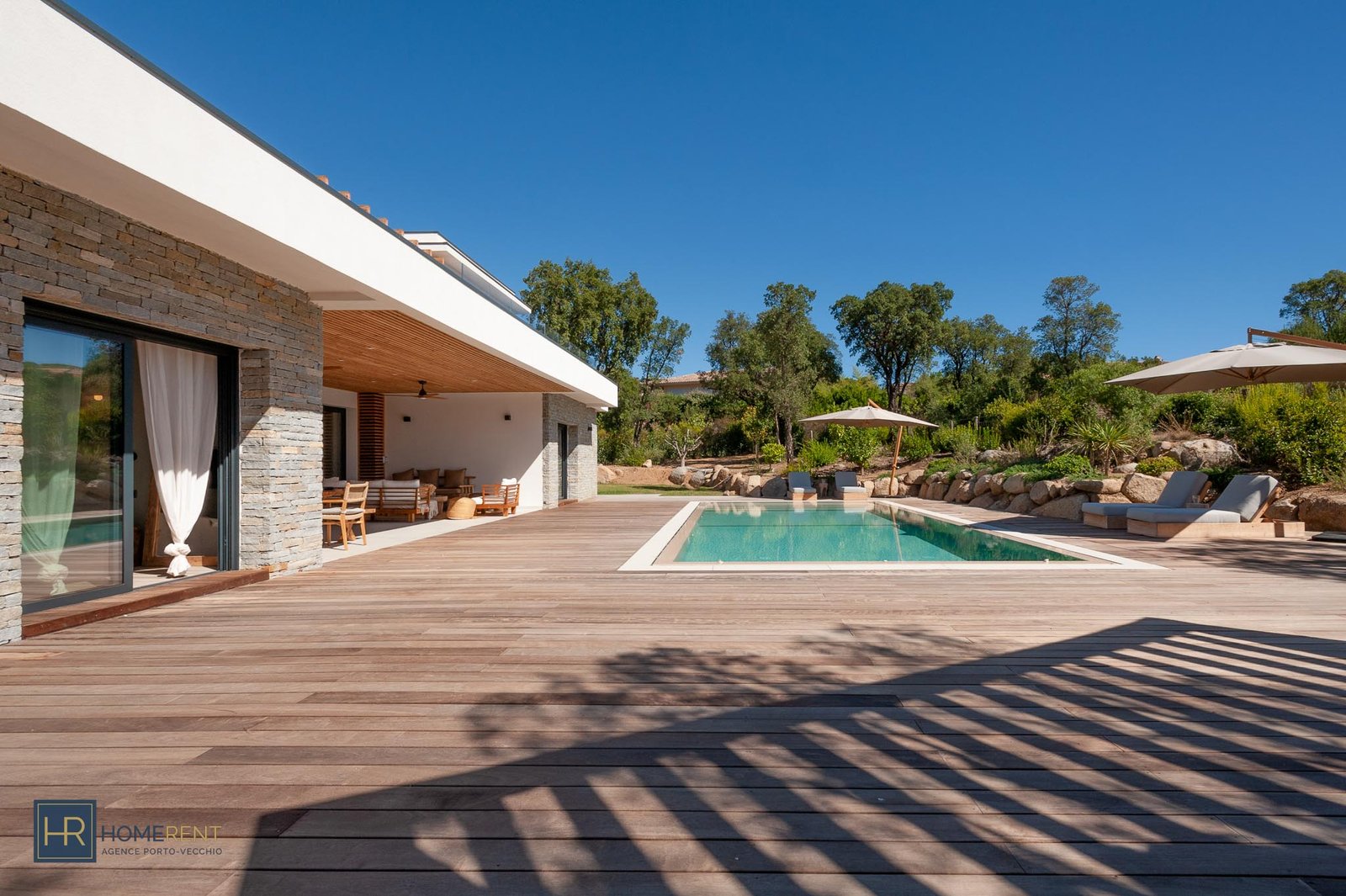 Location villa architecte à Porto Vecchio plage à pied Cabanon bleu St Cyprien piscine 5 chambres jardin climatisée