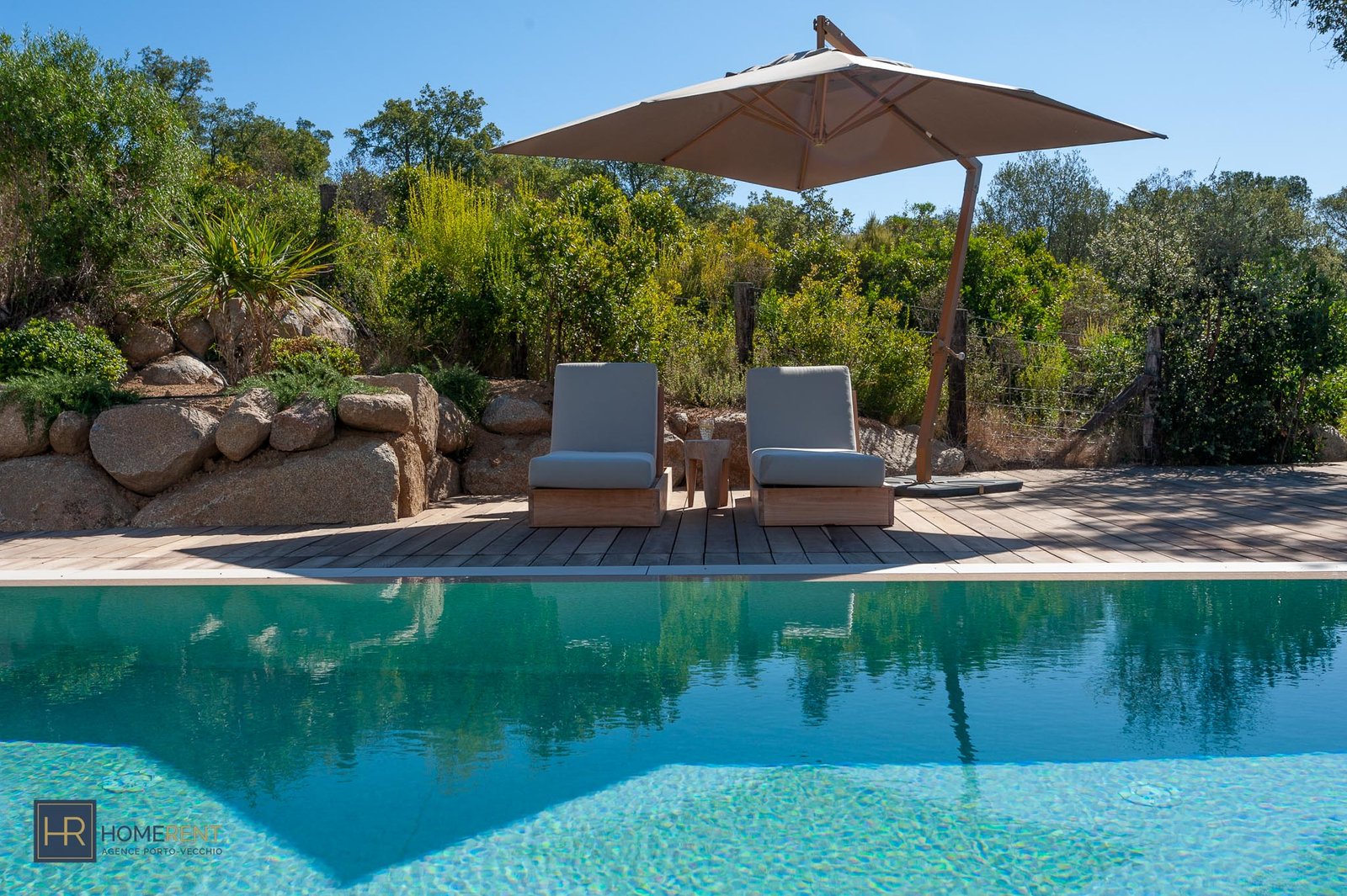 Location villa luxe moderne Porto Vecchio Corse du Sud proche plage Cabanon bleu St Cyprien piscine 5 chambres jardin climatisée