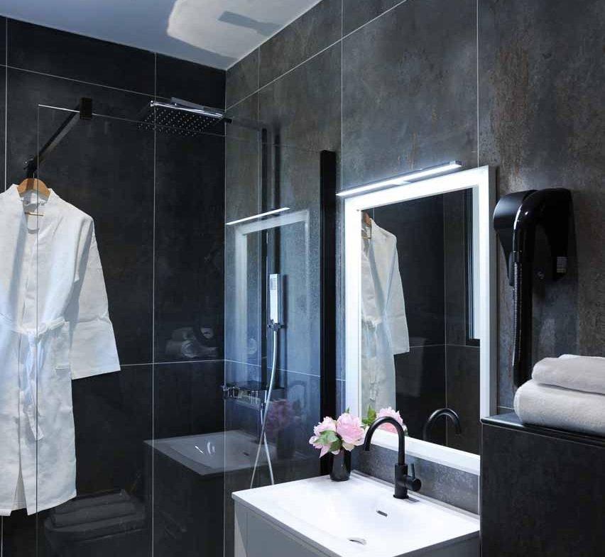 Chambres et salle de bain avec douche vue mer villa à Pinarello à proximité de la plage à Porto-Vecchio
