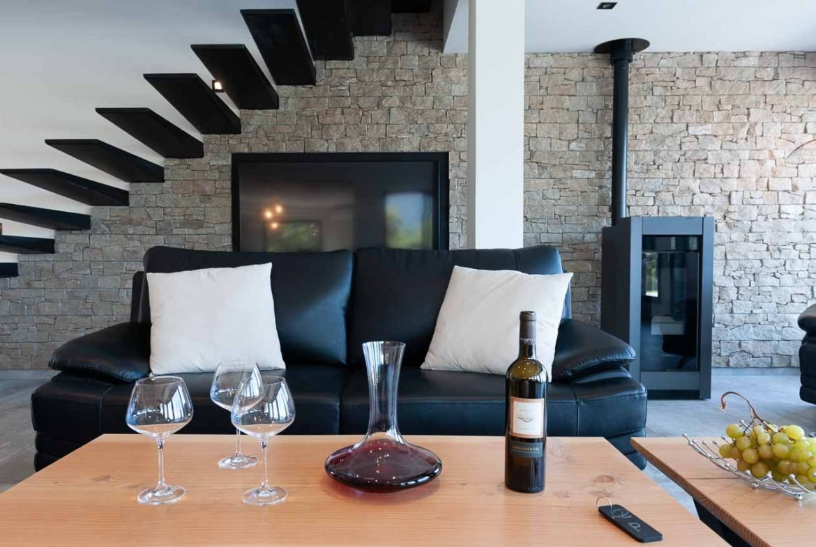 Salon séjour cuisine d’une villa de luxe en location à Pinarello Corse du sud