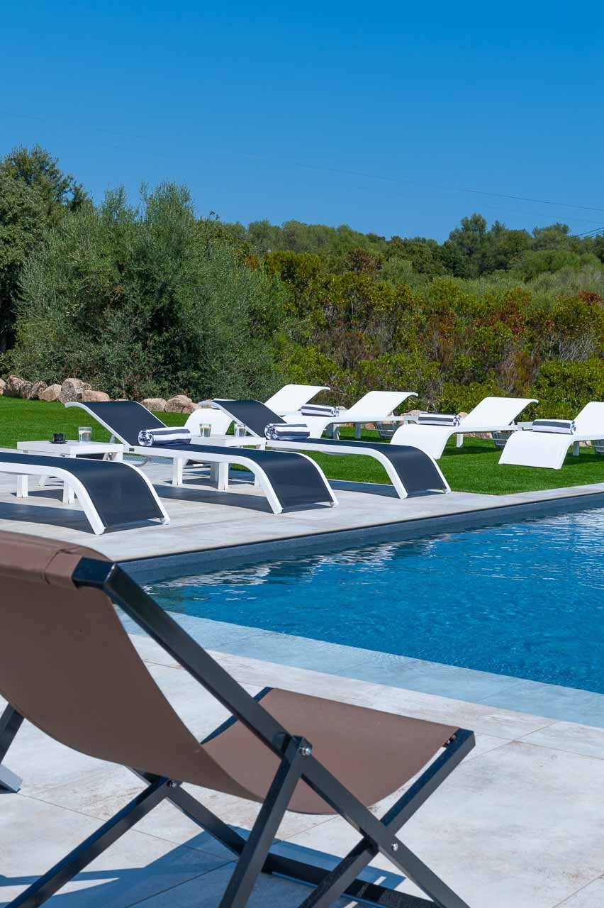 Terrasse piscine chauffée et vue mer Location d’une villa a Poggiole pour vos vacances en Corse du sud à Porto-Vecchio