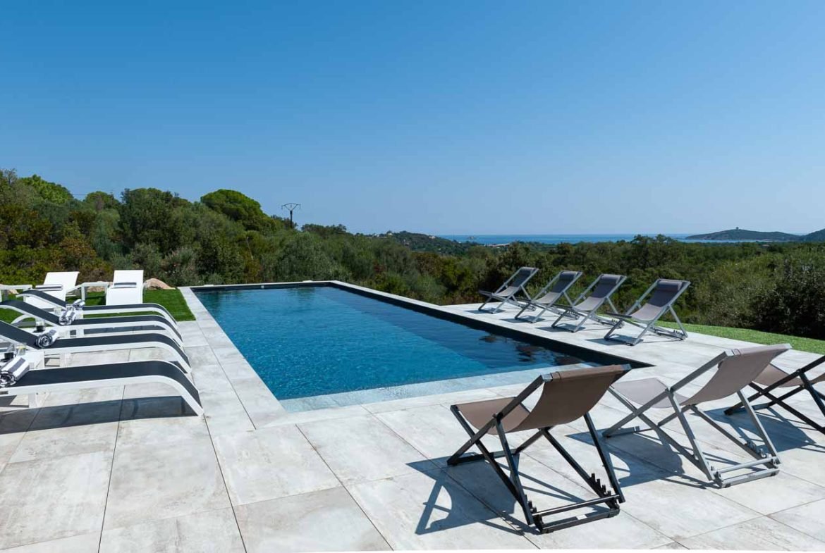 Terrasse piscine chauffée et vue mer Location d’une villa a Poggiole pour vos vacances en Corse du sud à Porto-Vecchio