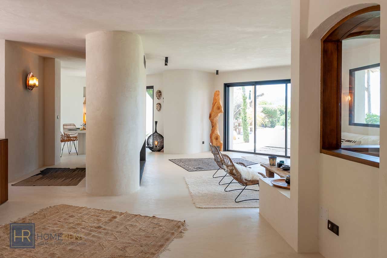 Entrée Salon Location Villa d'architecte Corse vue mer piscine Domaine privé de Cala Rossa Porto Vecchio Corse du sud