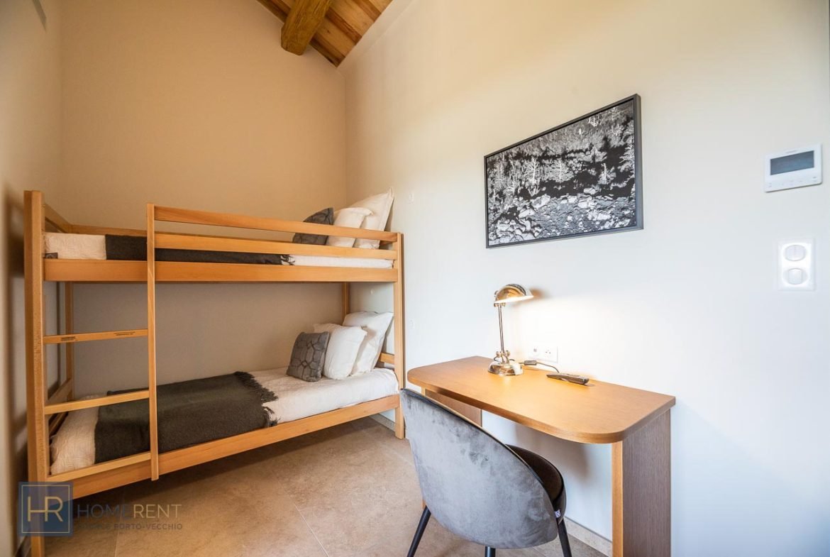 Chambre lits doubles avec lits superposés villa Arasu Cabanon Bleu Porto Vecchio villa luxe location Lecci Porto Vecchio plage à pied 9 chambres luxe Palombaggia Cala Rossa climatisée