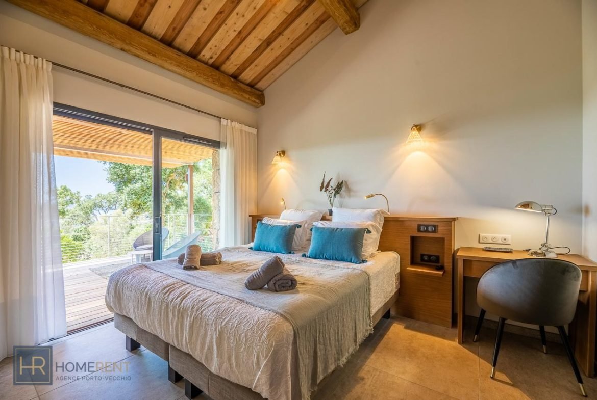 Chambres lits doubles adultes villa terre d’Arasu Cirindinu Lecci Porto Vecchio plage à pied 9 chambres vacances en Corse plage à pied Santa Giulia Palombaggia piscine