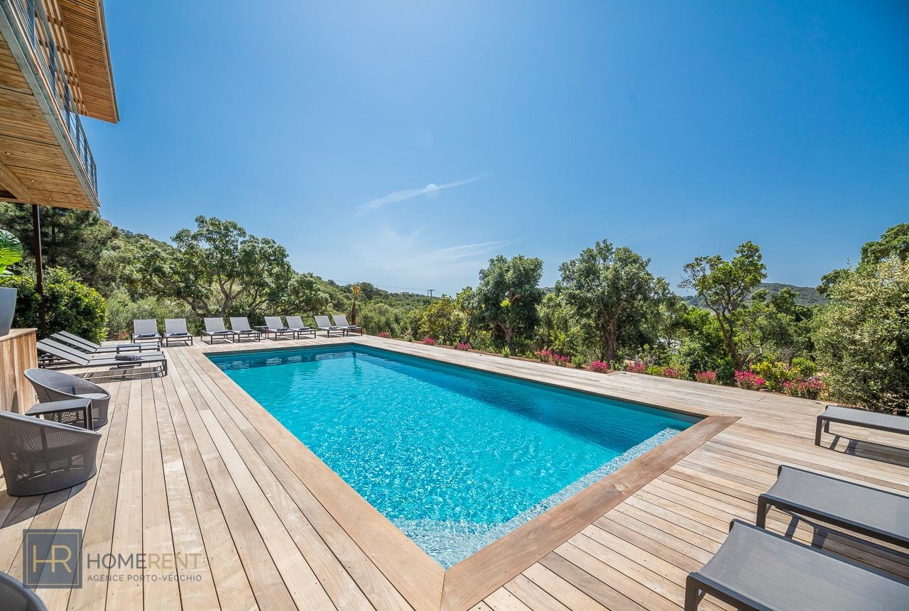 Piscine villa Arasu Cirindinu location villa luxe Porto Vecchio Corse du sud vue mer vacances en famille plages Palombaggia Santa Giulia piscine