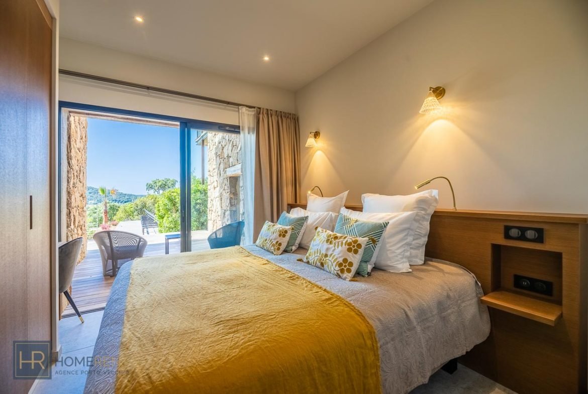 Chambres lits doubles adultes villa terre d’Arasu Cirindinu Lecci Porto Vecchio plage à pied 9 chambres vacances en Corse plage à pied Santa Giulia Palombaggia piscine