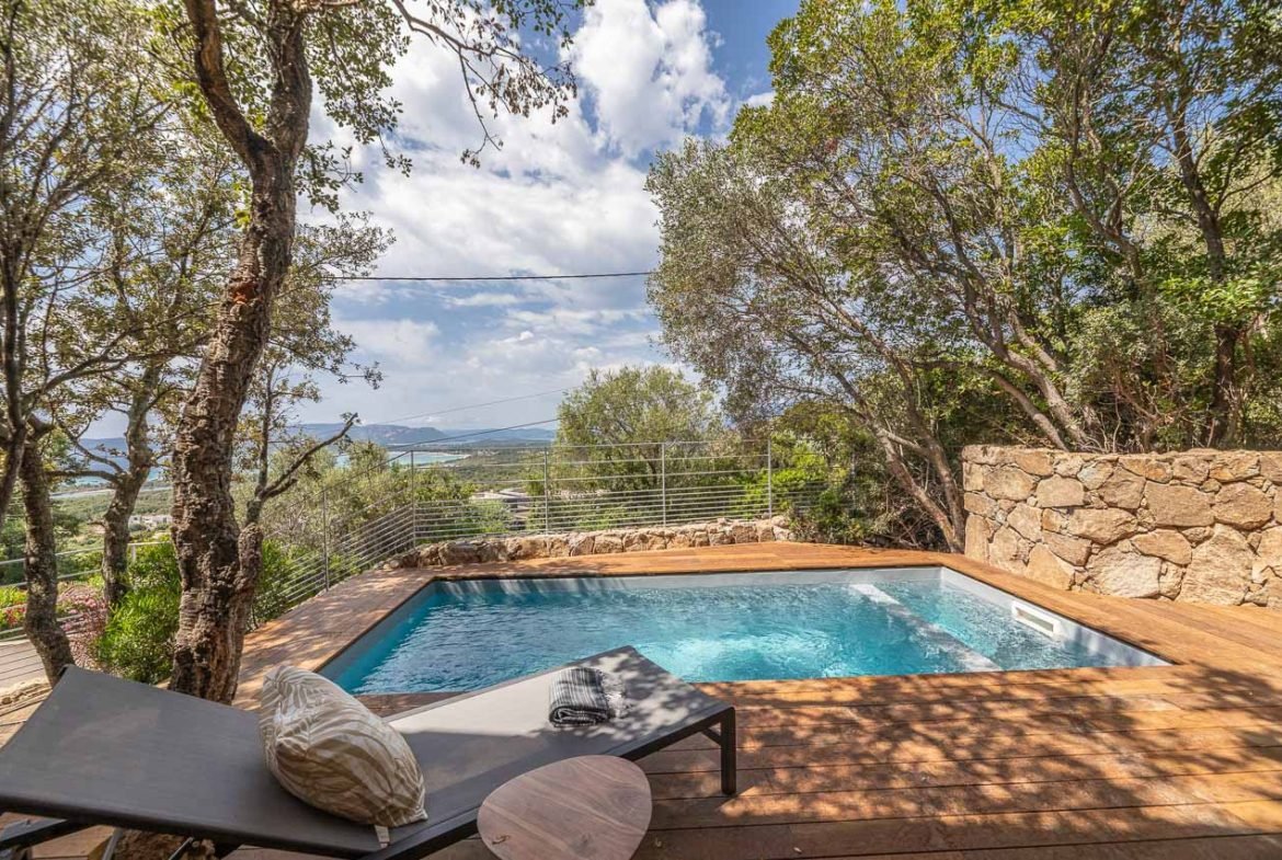 Vue mer location villa luxe piscine Saint Cyprien Lecci plage cabanon bleu Palombaggia vacances en Corse Santa Giulia corse du sud bois et pierre