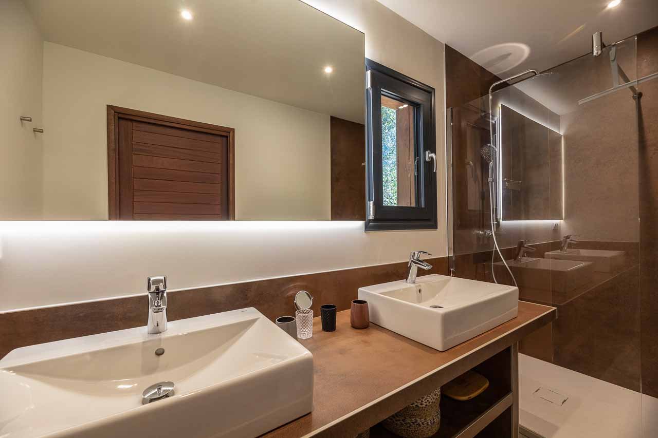 Salle de douche moderne à l’italienne location villa luxe en bois et pierre Porto Vecchio plage Cala Rossa Corse du sud