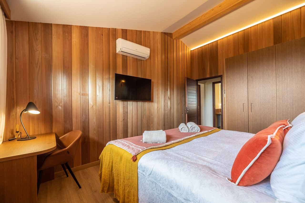 Chambre lit double moderne bois vue mer luxe location villa Porto Vecchio plage Corse du sud Lecci