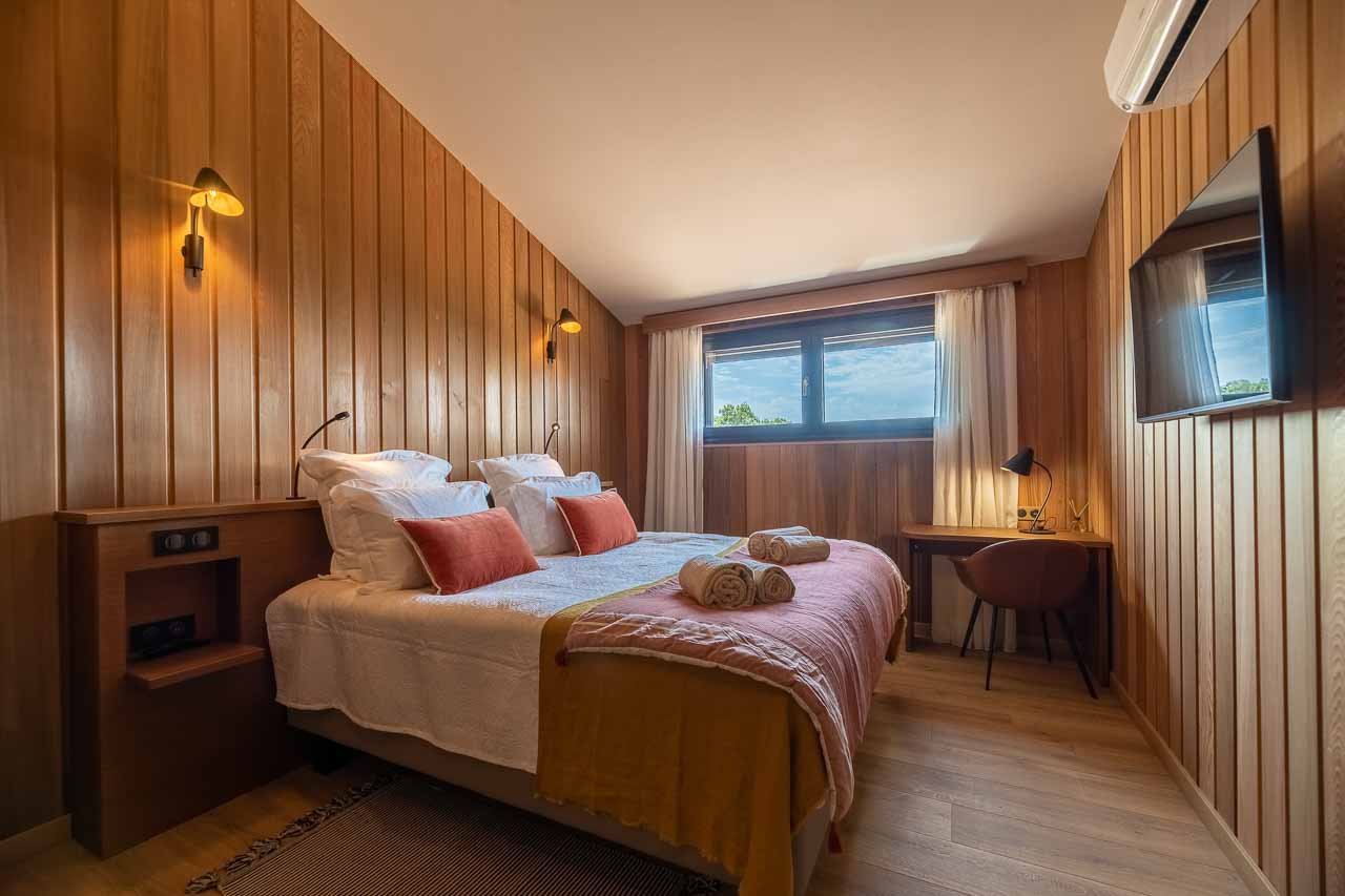 Chambre lit double moderne bois vue mer luxe location villa Porto Vecchio plage Corse du sud Lecci