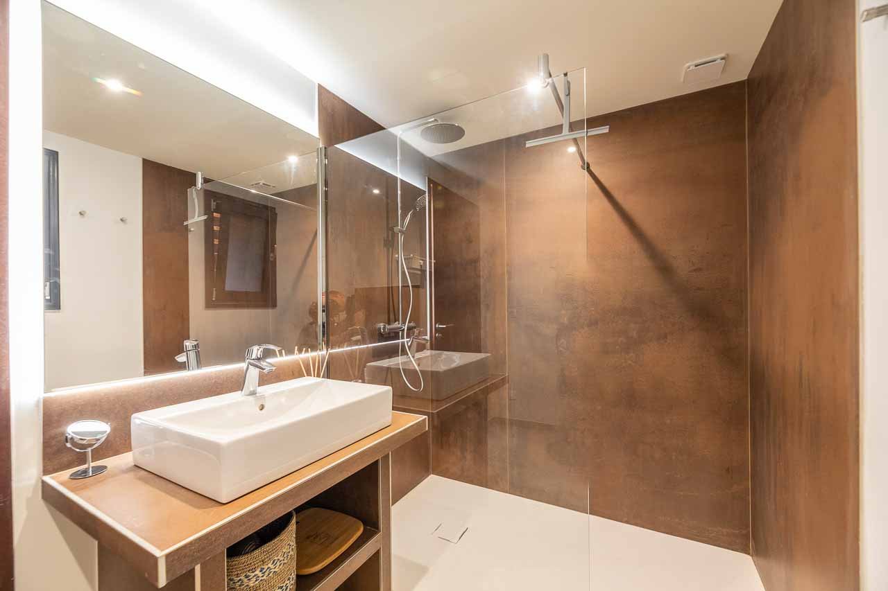 Salle de douche moderne à l’italienne location villa luxe en bois et pierre Porto Vecchio plage Cala Rossa Corse du sud