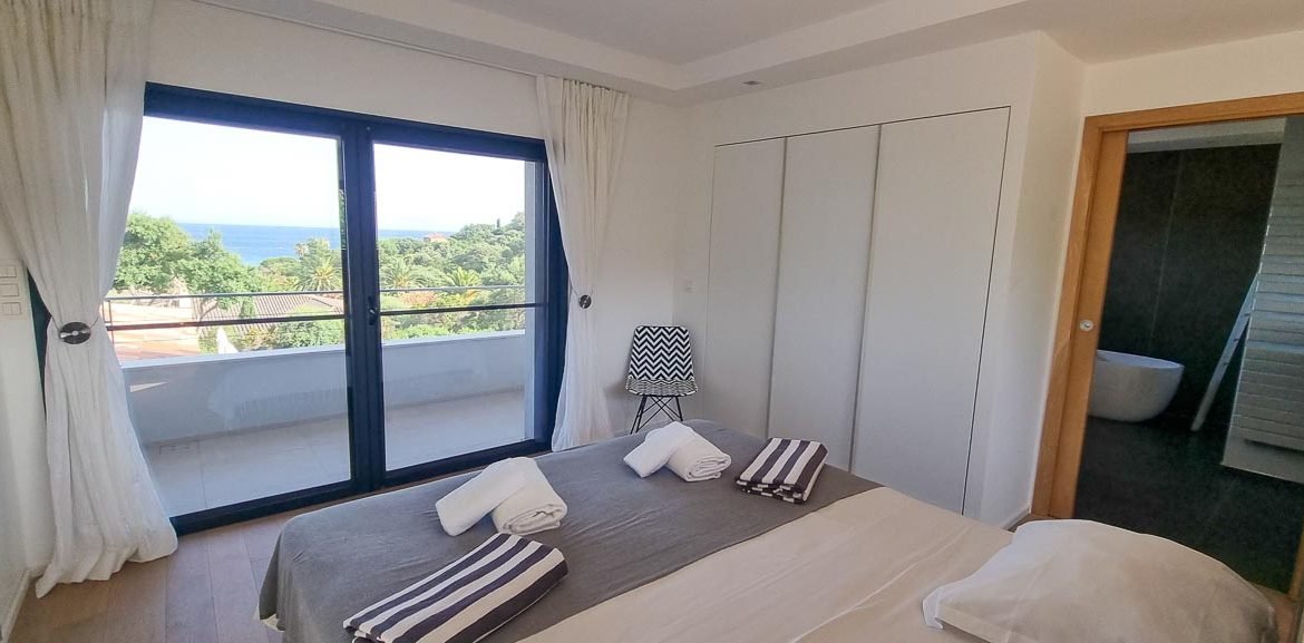 Chambre lit double vue mer accès piscine chauffée location villa luxe Porto-Vecchio Corse du sud Lecci Palombaggia Santa Giulia plage à pied Domaine privé Capicciola 4 chambres vacances en famille