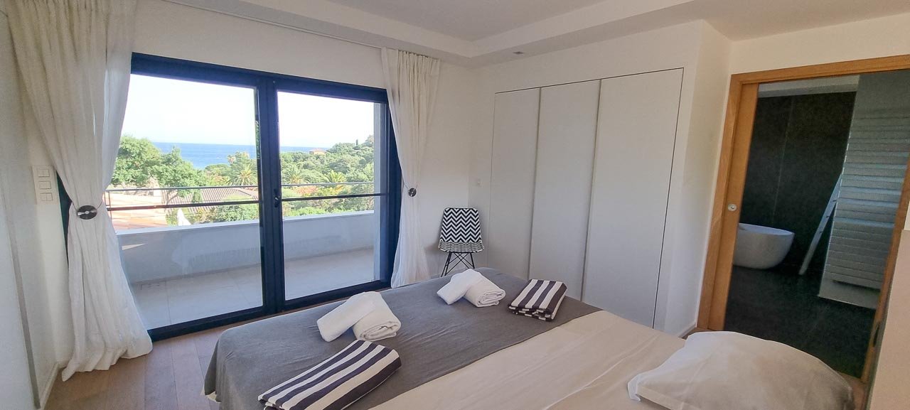 Chambre lit double vue mer accès piscine chauffée location villa luxe Porto-Vecchio Corse du sud Lecci Palombaggia Santa Giulia plage à pied Domaine privé Capicciola 4 chambres vacances en famille