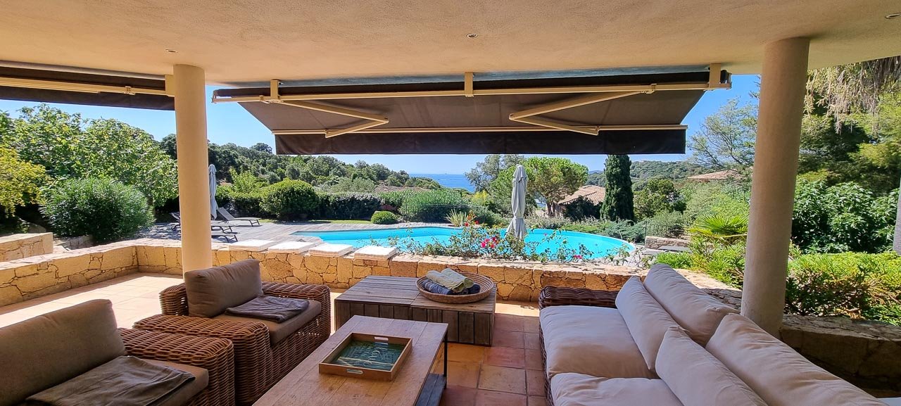 Terrasse jardin espace lounge canapés piscine Location villa Porto-Vecchio luxe 5 chambres Domaine privé de Punta d’Arasu plage privée à pied vue mer piscine Lecci