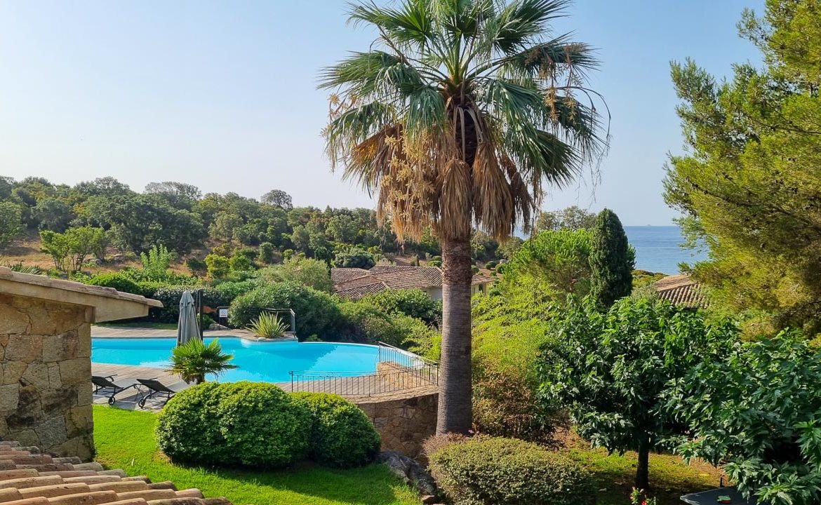 Terrasse jardin espace lounge canapés piscine Location villa Porto-Vecchio luxe 5 chambres Domaine privé de Punta d’Arasu plage privée à pied vue mer piscine Lecci