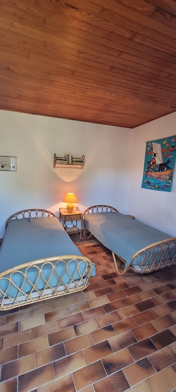 Chambre lits simples location villa luxe Porto-Vecchio vue mer les pieds dans l’eau villa Cala Rossa Domaine privé Luxe plage privée Lecci Corse du sud Le Zouc