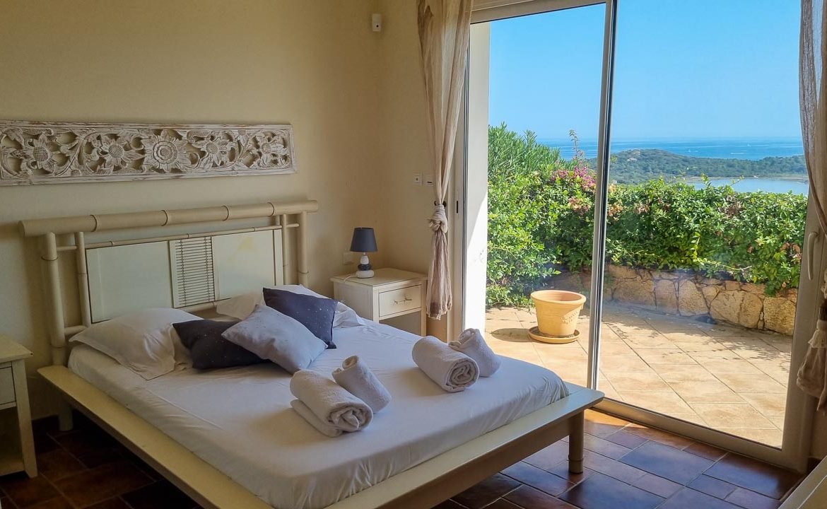 Chambre lit double villa vue mer Cirindinu location villa luxe porto vecchio Lecci Corse du sud plage piscine Santa Giulia