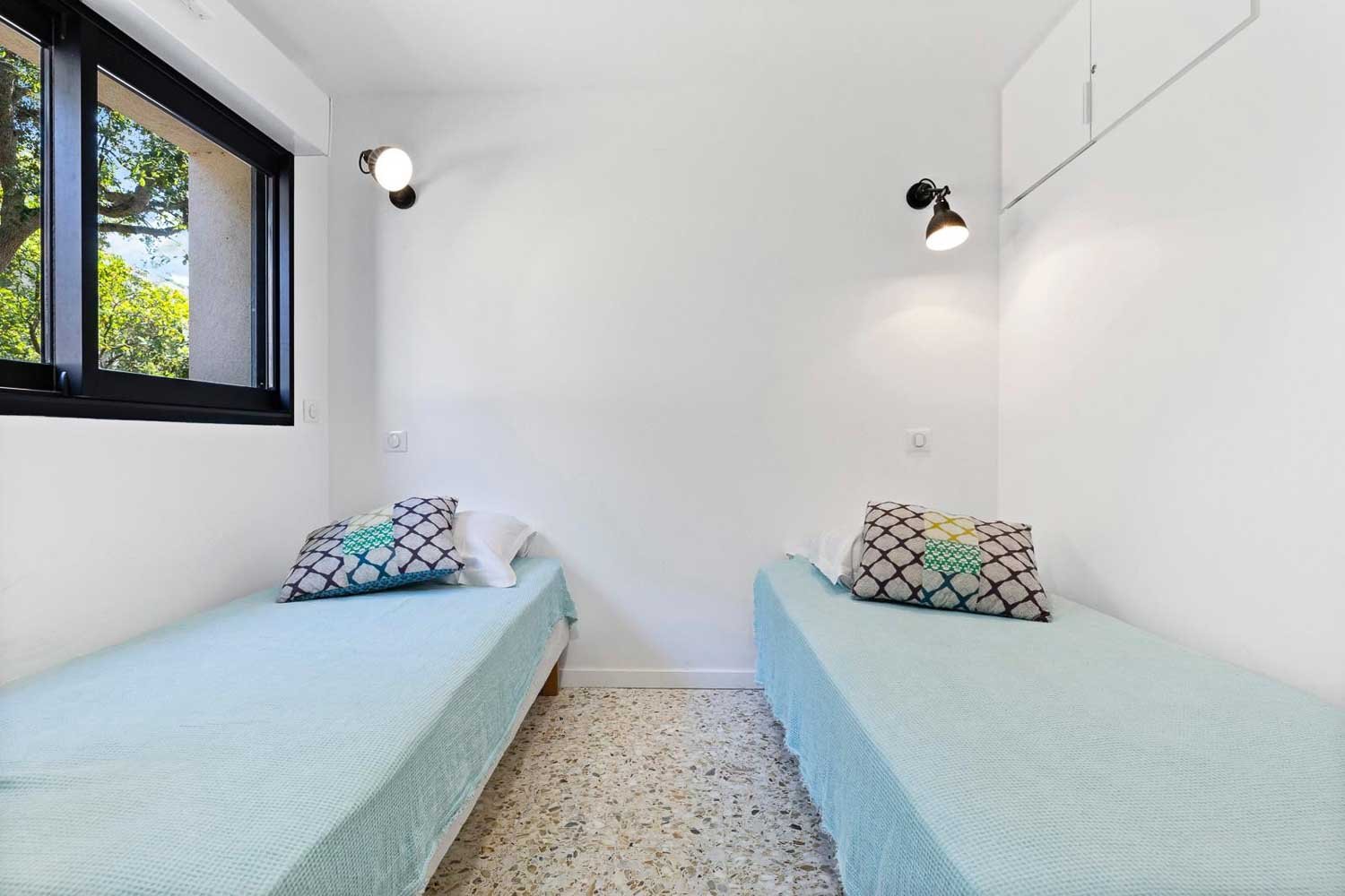 Chambre lits simples location villa luxe Porto Vecchio Lecci Corse du sud Domaine privé de Cala Rossa
