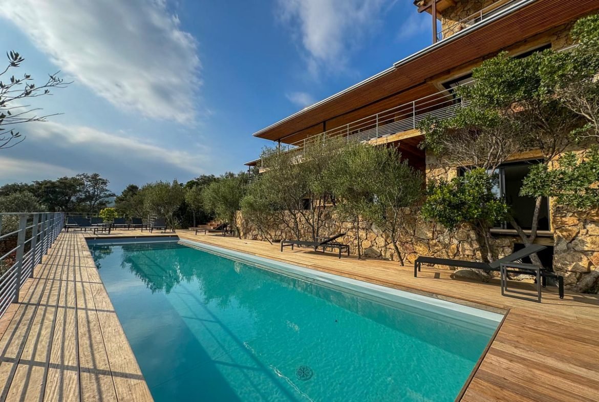 Piscine location villa Fiorella vue mer Lecci St Cyprien luxe Corse du sud Porto Vecchio piscine bergerie pierre bois