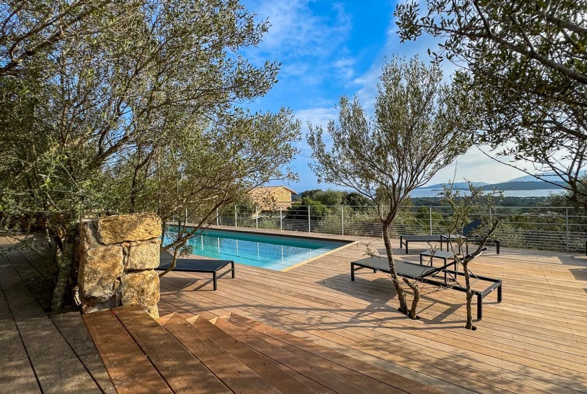 Piscine location villa Fiorella vue mer Lecci St Cyprien luxe Corse du sud Porto Vecchio piscine bergerie pierre bois