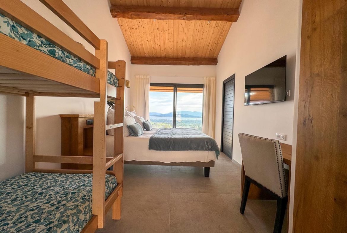 Chambre suite lit double location villa vue mer Porto-Vecchio luxe plage St Cyprien Cala Rossa Pinarello lit superposé