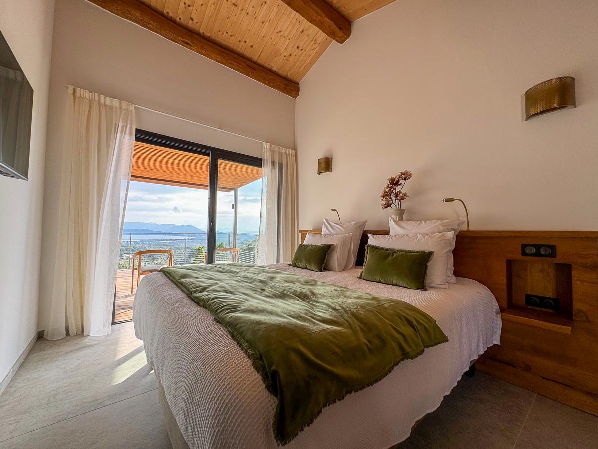 Chambre suite lit double location villa vue mer Porto-Vecchio luxe plage St Cyprien Cala Rossa Pinarello