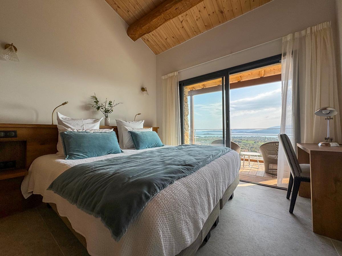 Chambre suite lit double location villa vue mer Porto-Vecchio luxe plage St Cyprien Cala Rossa Pinarello