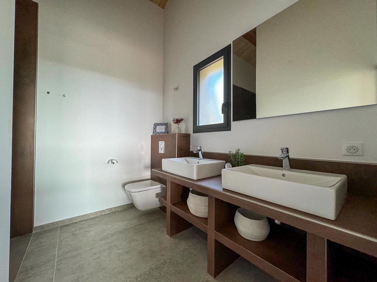 Salle de bain luxe villa a louer Porto Vecchio luxe Corse du sud vacances famille vue mer St Cyprien Pinarellu