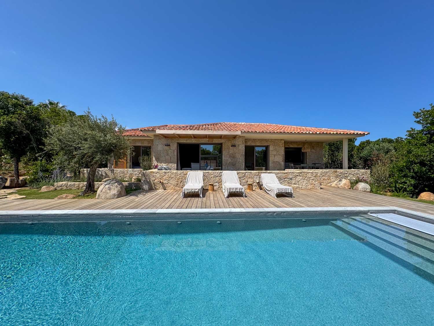 Piscine de la villa neuve de 3 chambres avec piscine chauffée, située dans le Domaine privé Punta Arasu à Porto Vecchio