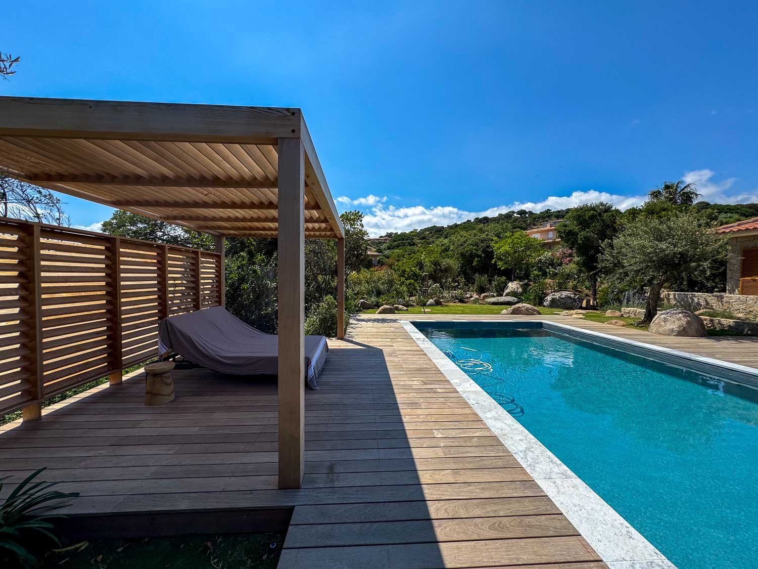 Piscine de la villa neuve de 3 chambres avec piscine chauffée, située dans le Domaine privé Punta Arasu à Porto Vecchio