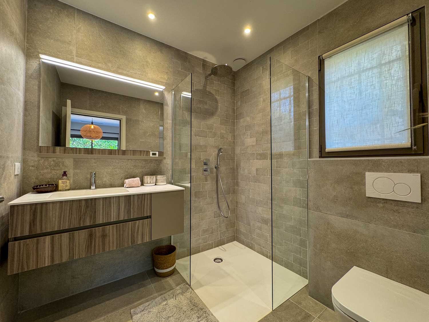 Salle de douche villa de 3 chambres, offrant un cadre idyllique pour des vacances de rêve en Corse du Sud